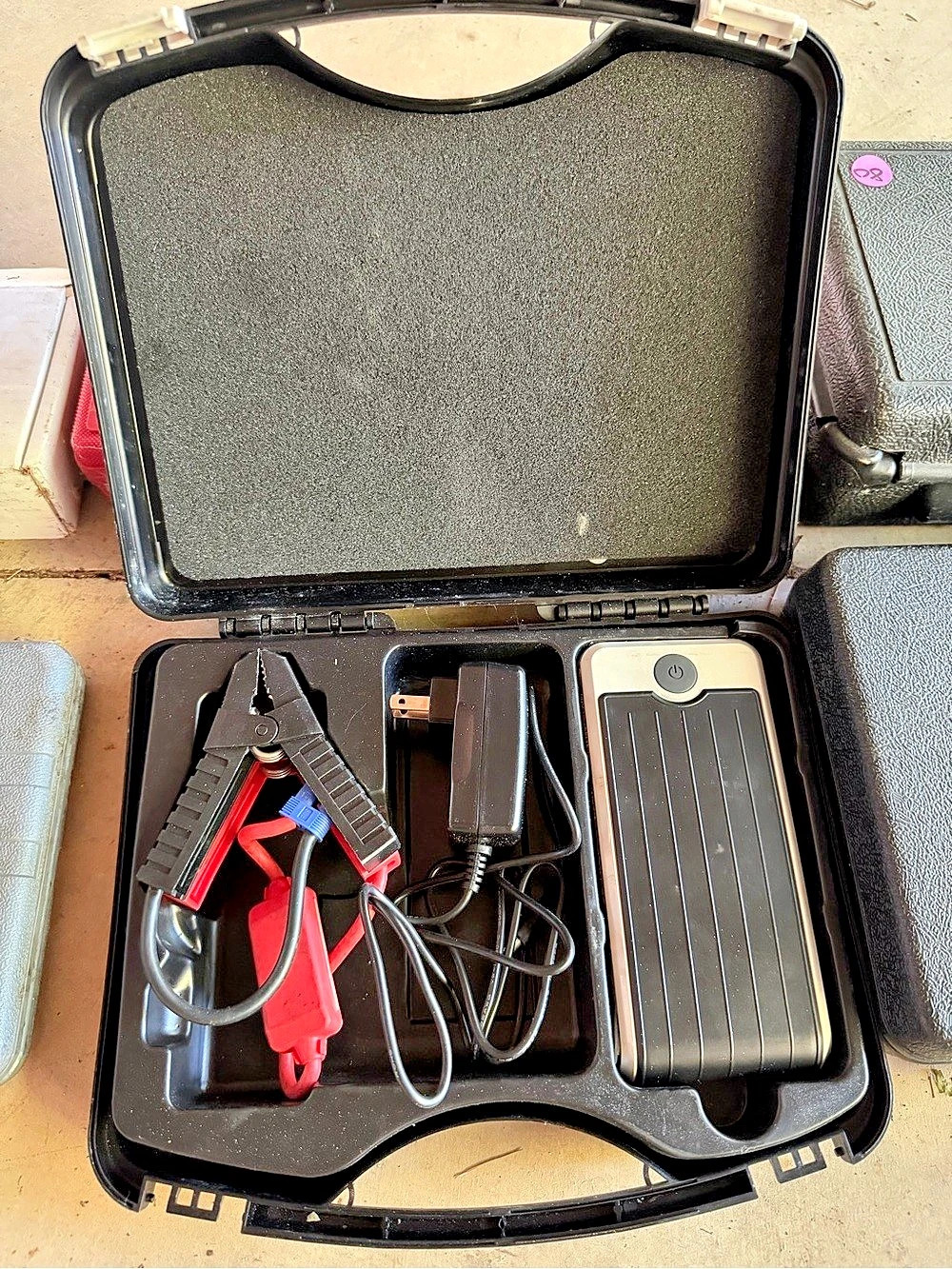 AT&C ASSOCIATED EQUIPMENT ASO-6600 Lithium Power Bank & Jump Starter 600 AMP